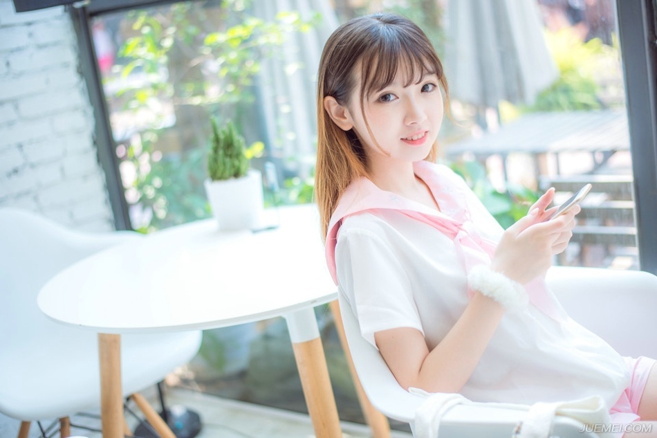 挥挥手，身后百名虎卫战士迅速停下，副统领上前，疑惑的看了虎卫统领一眼：“怎么了？”